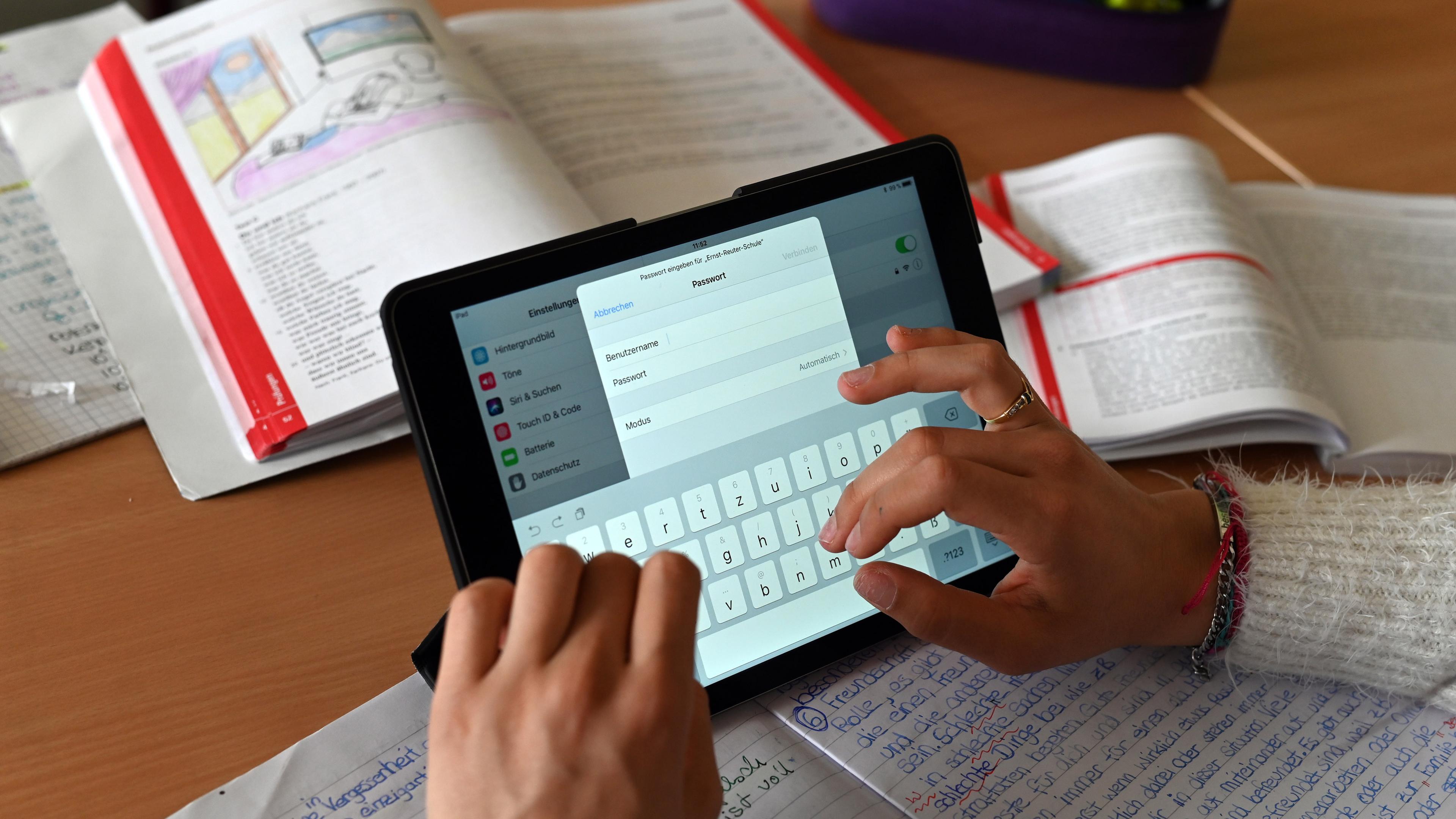 Eine Schülerin arbeitet mit einem Tablet