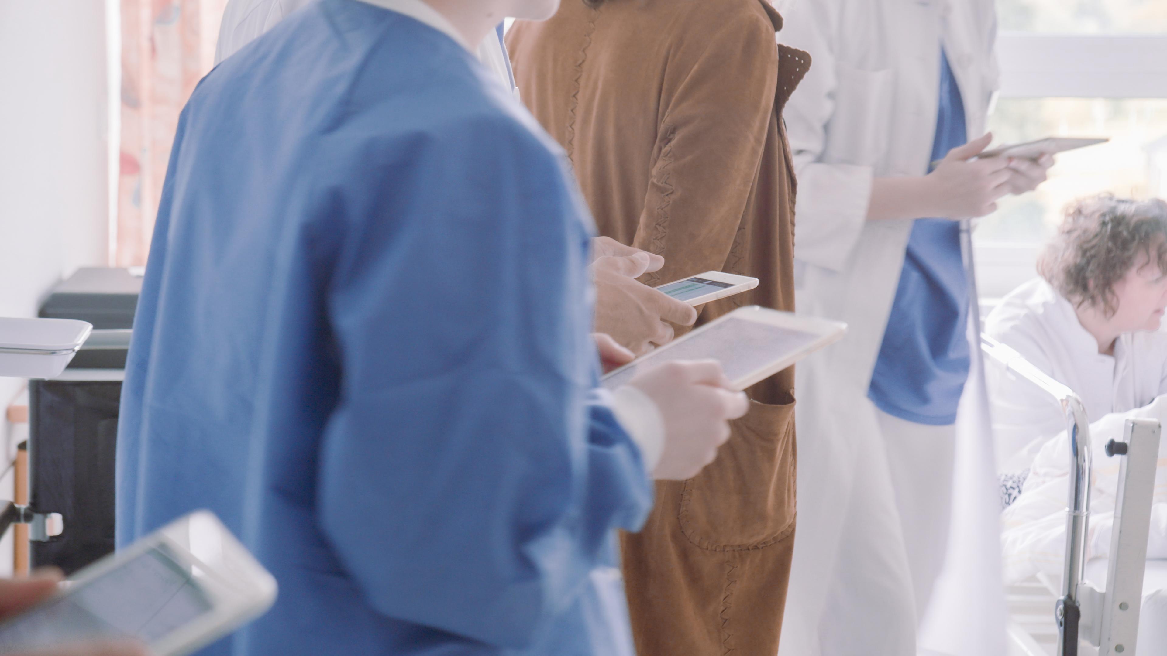 Medizinisches Personal des Krankenhaus Reinbeks mit digitalen Patienteninformationen auf Tablets