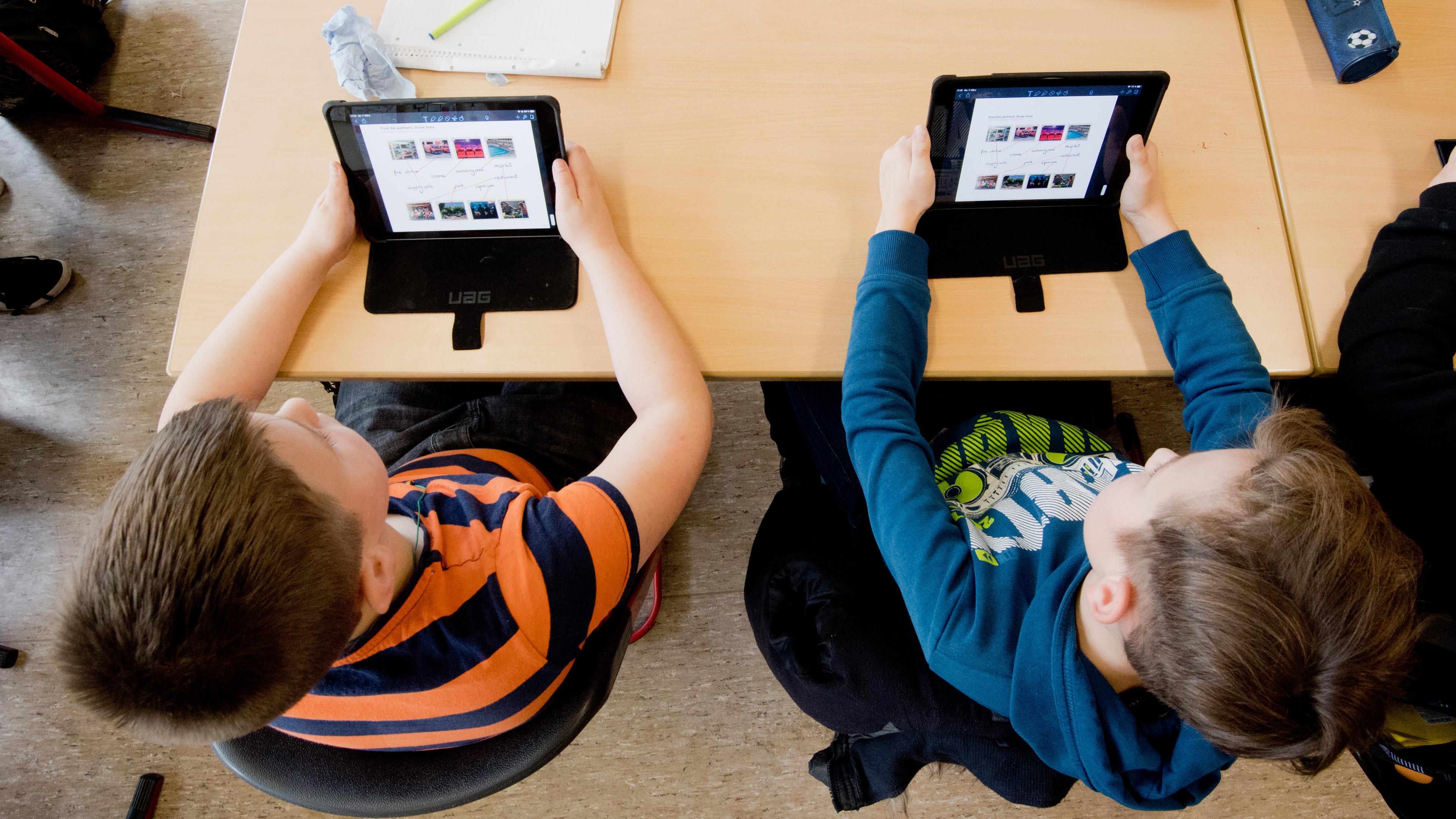 Zwei Schüler einer fünften Klasse in Gehrden lernen mit iPads im Englischunterricht.