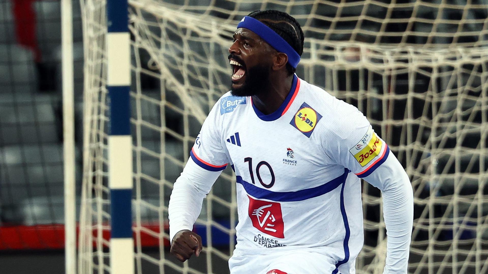 Frankreichs Dika Mem jubelt bei der Handball-WM nach einem Treffer