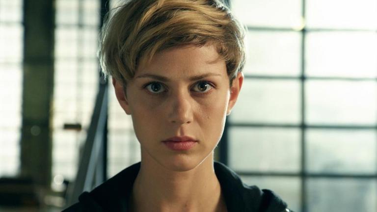 Katharina Schlothauer als Dina Foxx