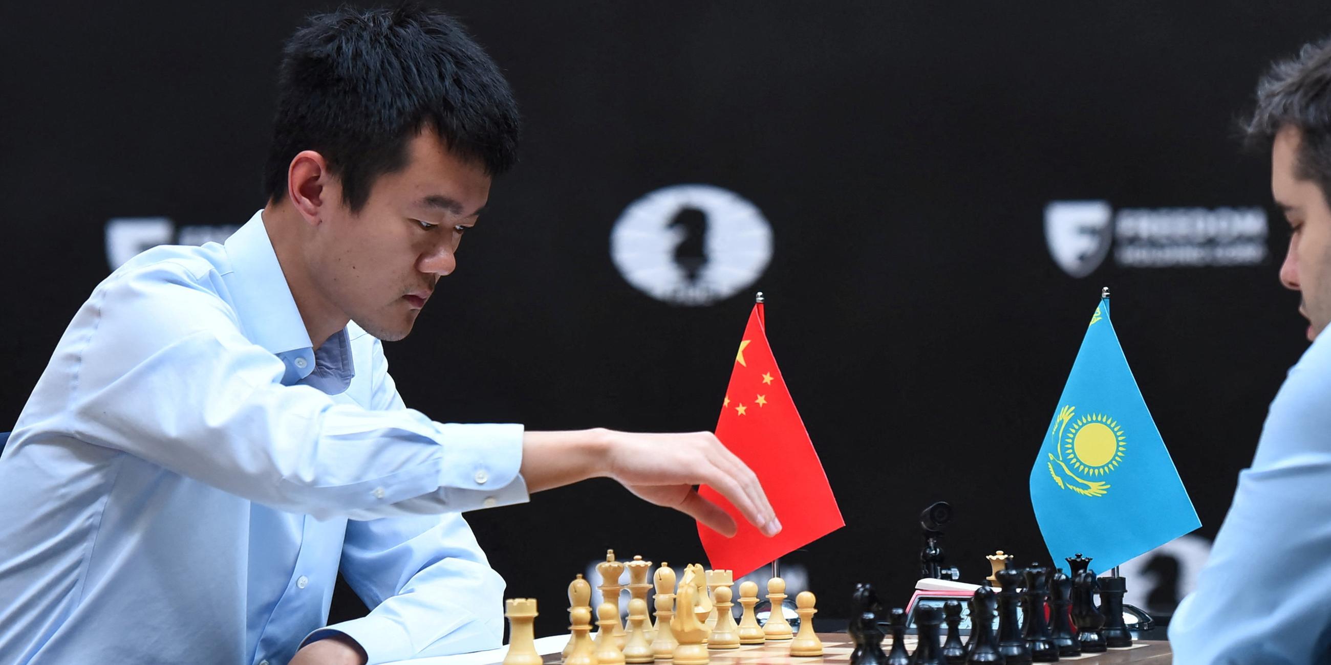 Ding Liren (China) tritt gegen Ian Nepomnichtchi (Internationale Schach Federation) an. 