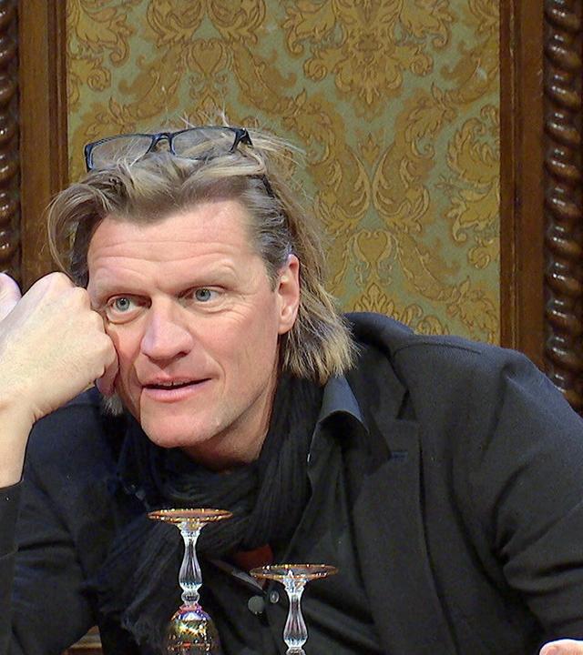 Gery Seidl nimmt bei der Impro-Comedy-Show „Dinner für Zwei“ eine Rolle ein.