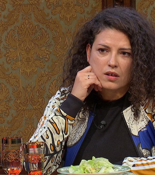 Claudia Kottal spielt bei „Dinner für Zwei“ eine improvisierte Rolle während des Abendessens.  