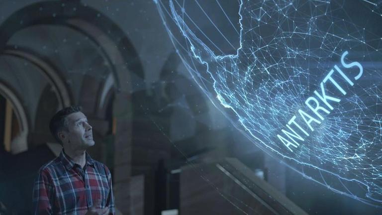 Dirk im Museum mit Globus