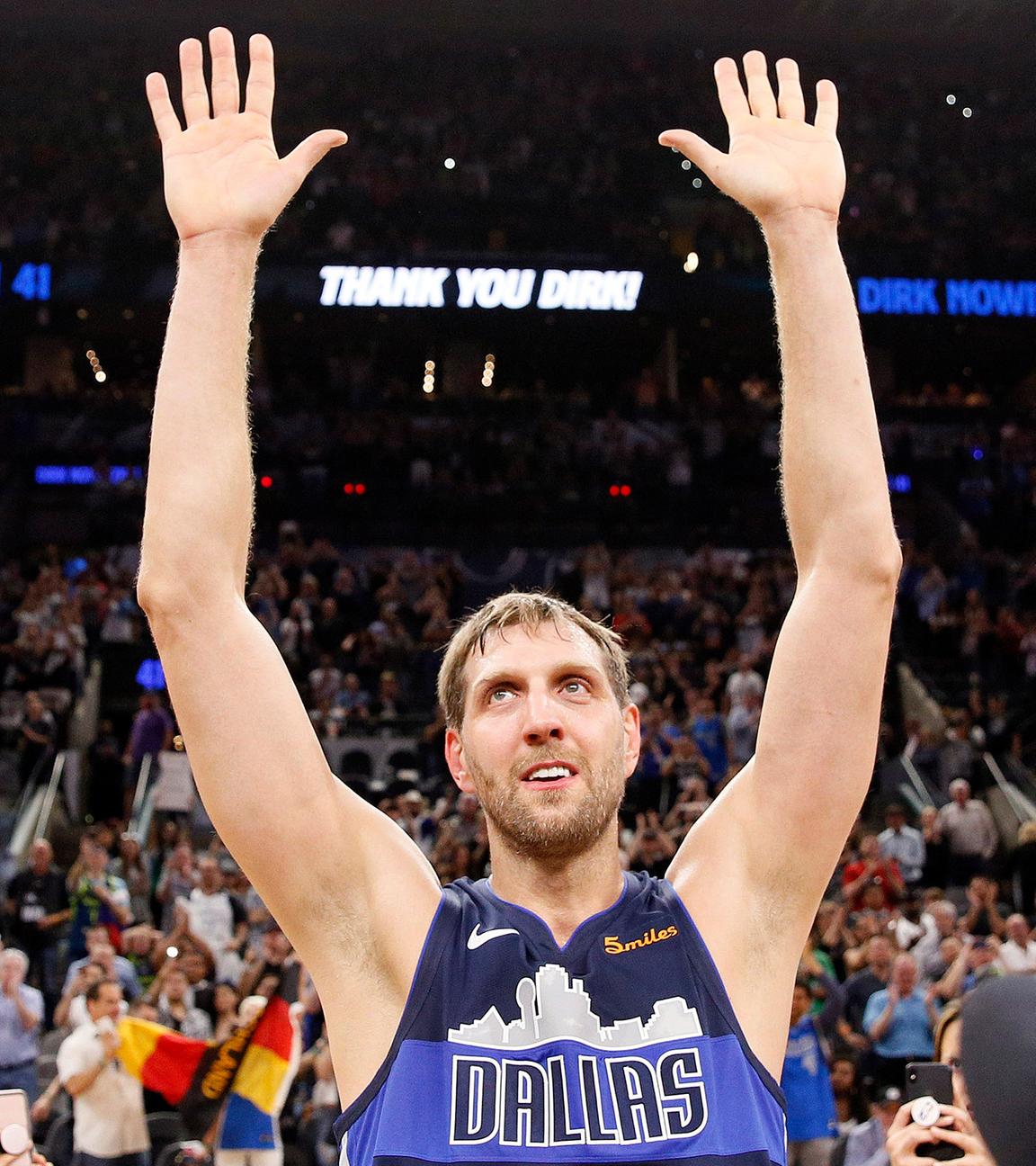 Dirk Nowitzki winkt seinen Fans zu