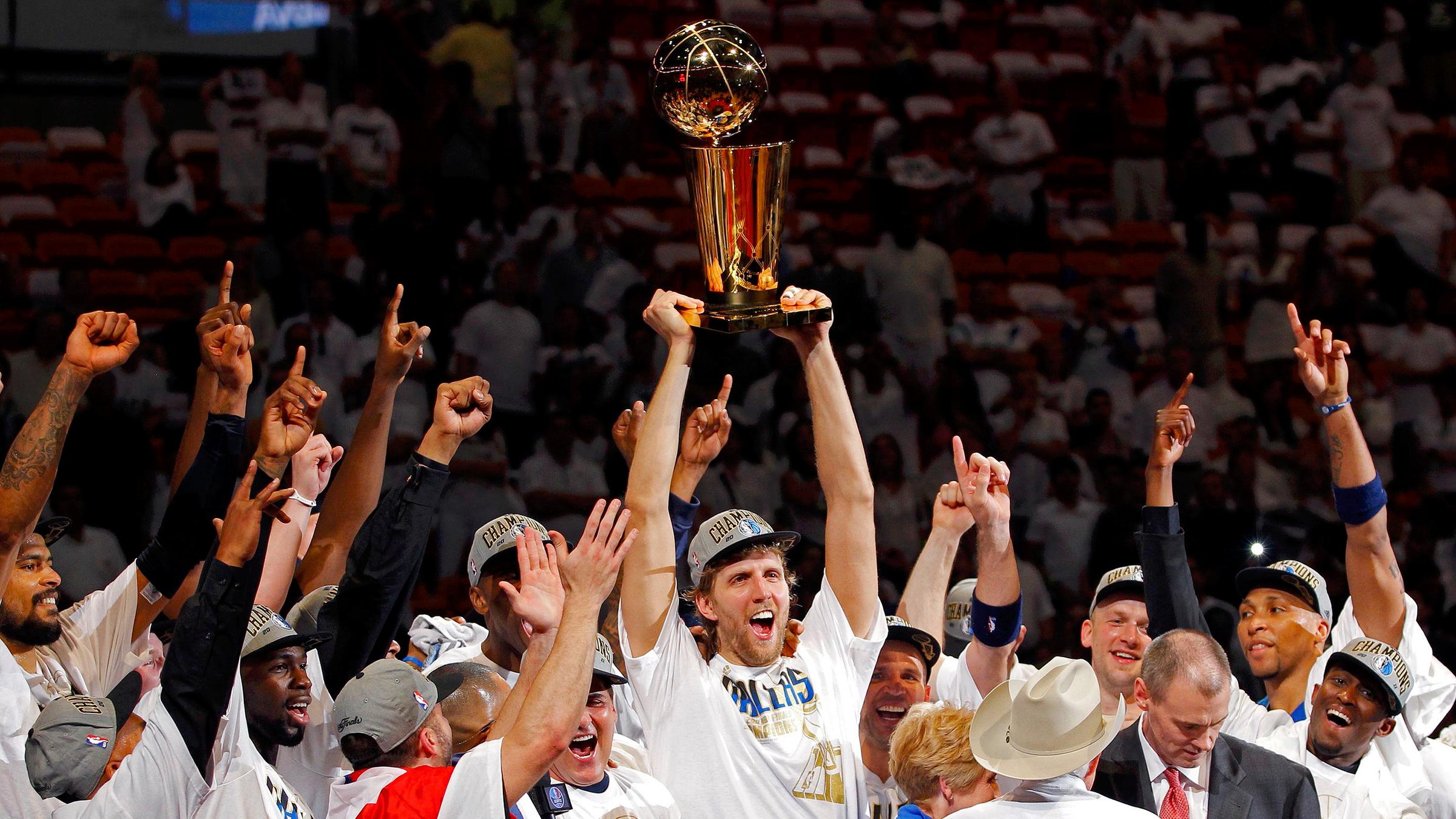 Dirk Nowitzki halt die Championship Trophy in die Höhe