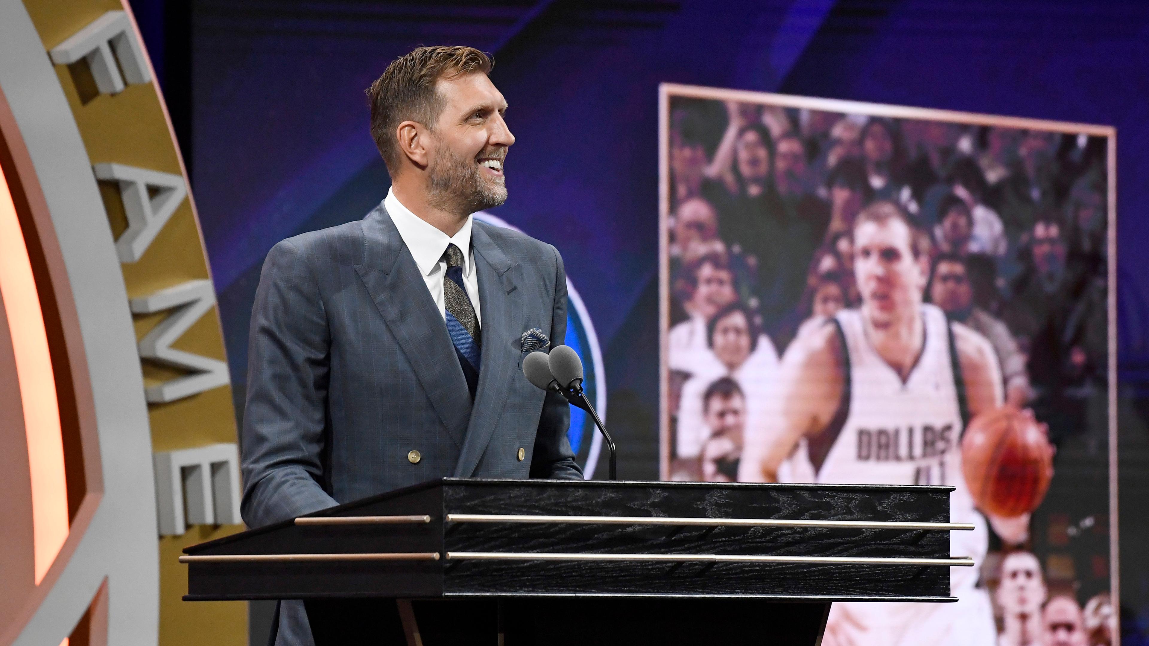 Dirk Nowitzki hält eine Rede bei der Aufnahmefeier für die Basketball-"Hall of Fame"