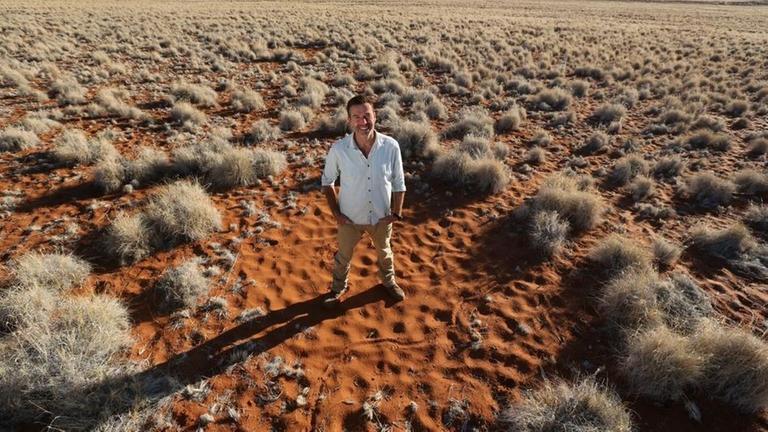 Dirk Steffens in einem Feenkreis in der Savanna Namibias