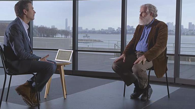 Dirk Steffens und Georg Church sitzen in einem Raum.