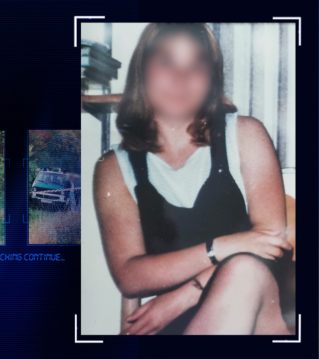 Foto eines Mädchens mit langen braunen Haaren. Sie sitzt auf einem Stuhl und hat die Beine übereinandergeschlagen. Sie trägt ein weißes ärmelloses T-Shirt und eine schwarze Latzhose. Das Gesicht im Bild wurde technisch verfremdet. Im Hintergrund an der Wand: Ein Bücherregal. Links daneben: Lichtschematische Darstellung eines Fingerabdrucks.