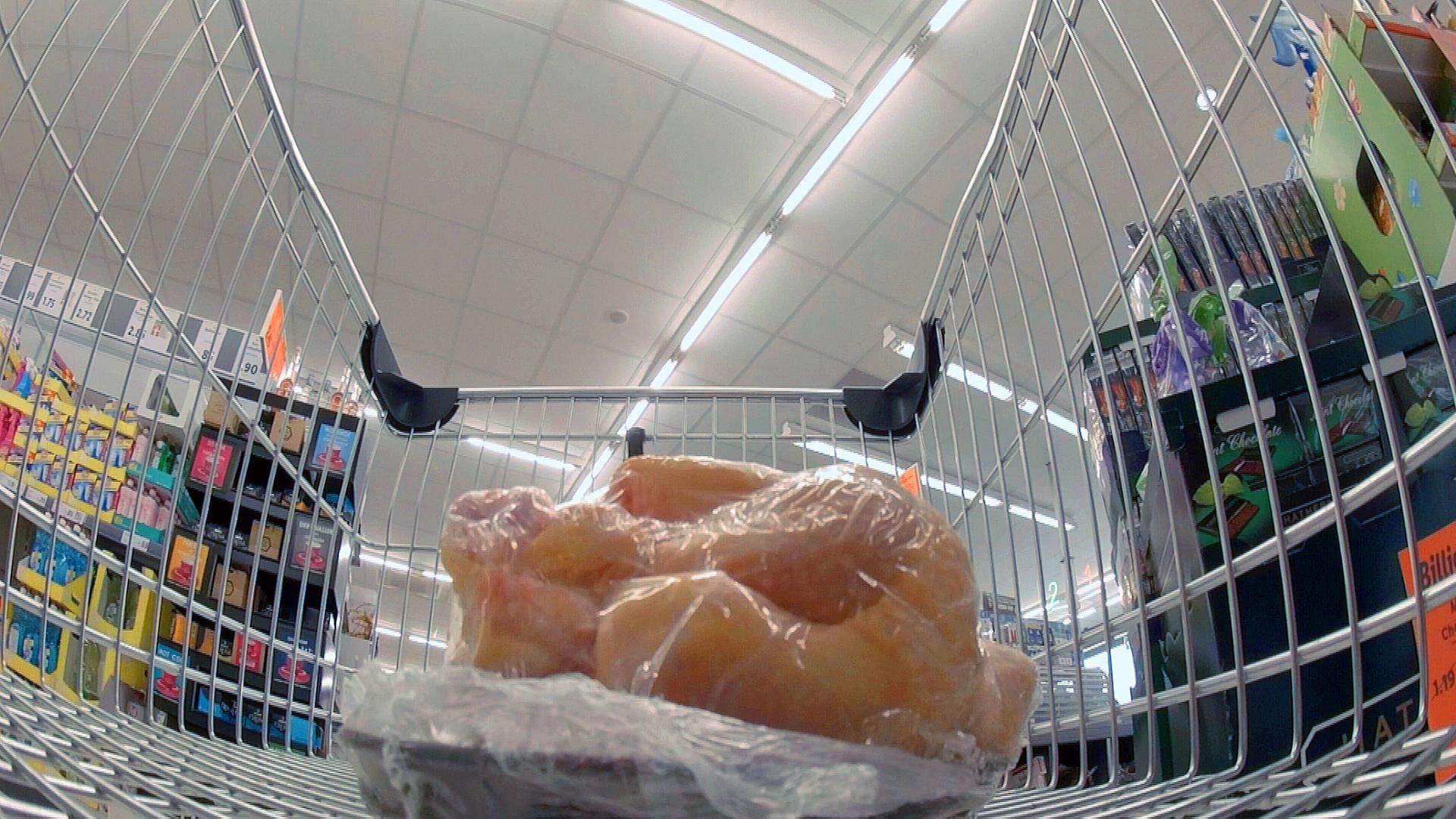 Hähnchen im Einkaufswagen