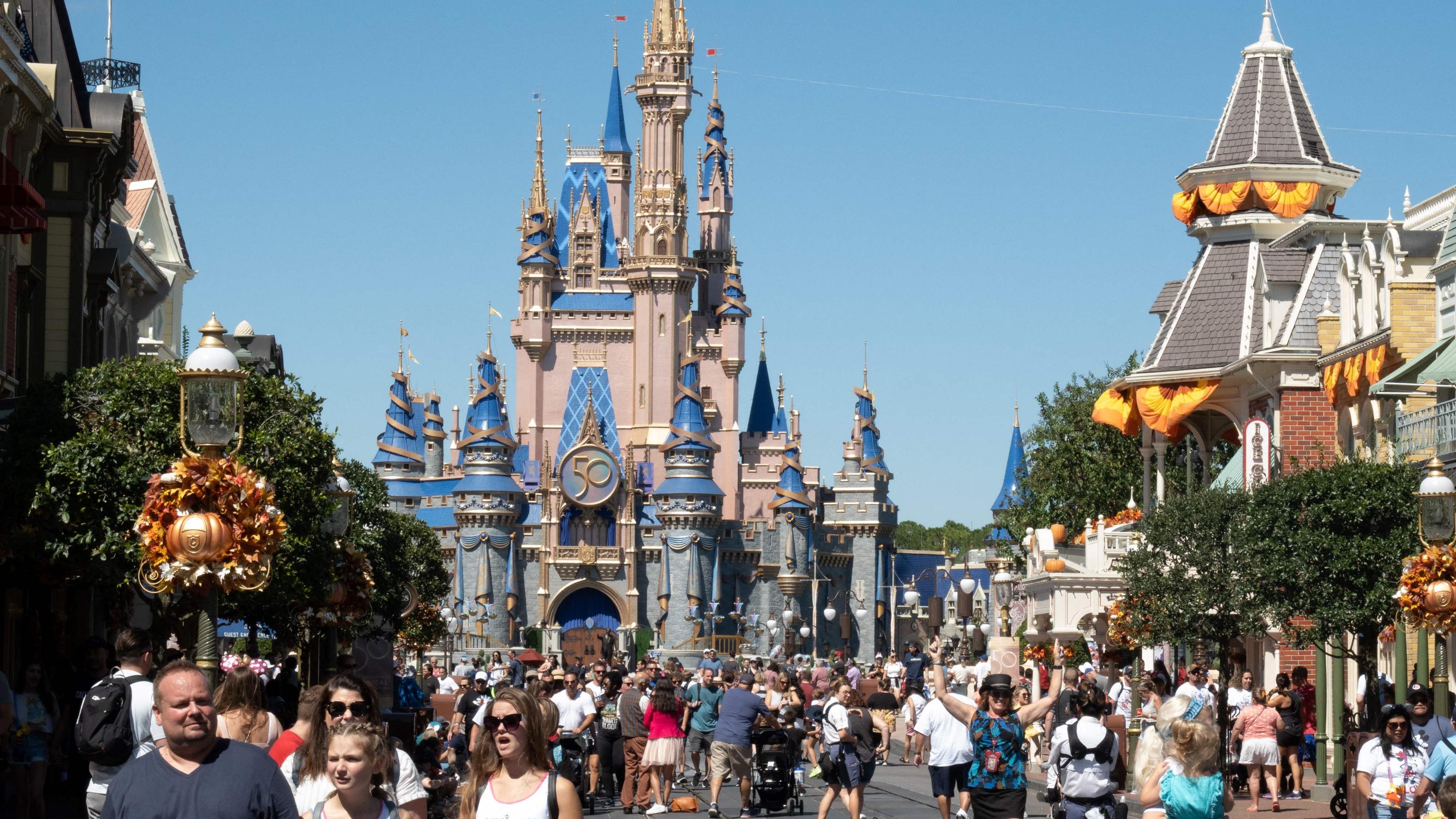 Besucher laufen auf den geschmückten Straßen von Walt Disney World