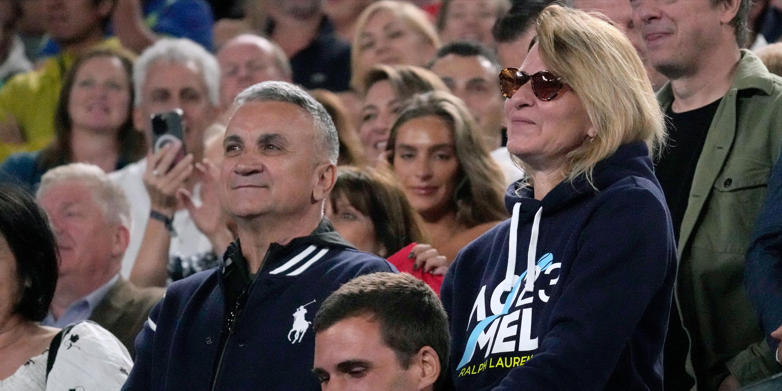 Eltern von Novak Djokovic, Vater Srdjan und Mutter Dijana im Publikum bei der Australian Open-Tennismeisterschaft in Melbourne
