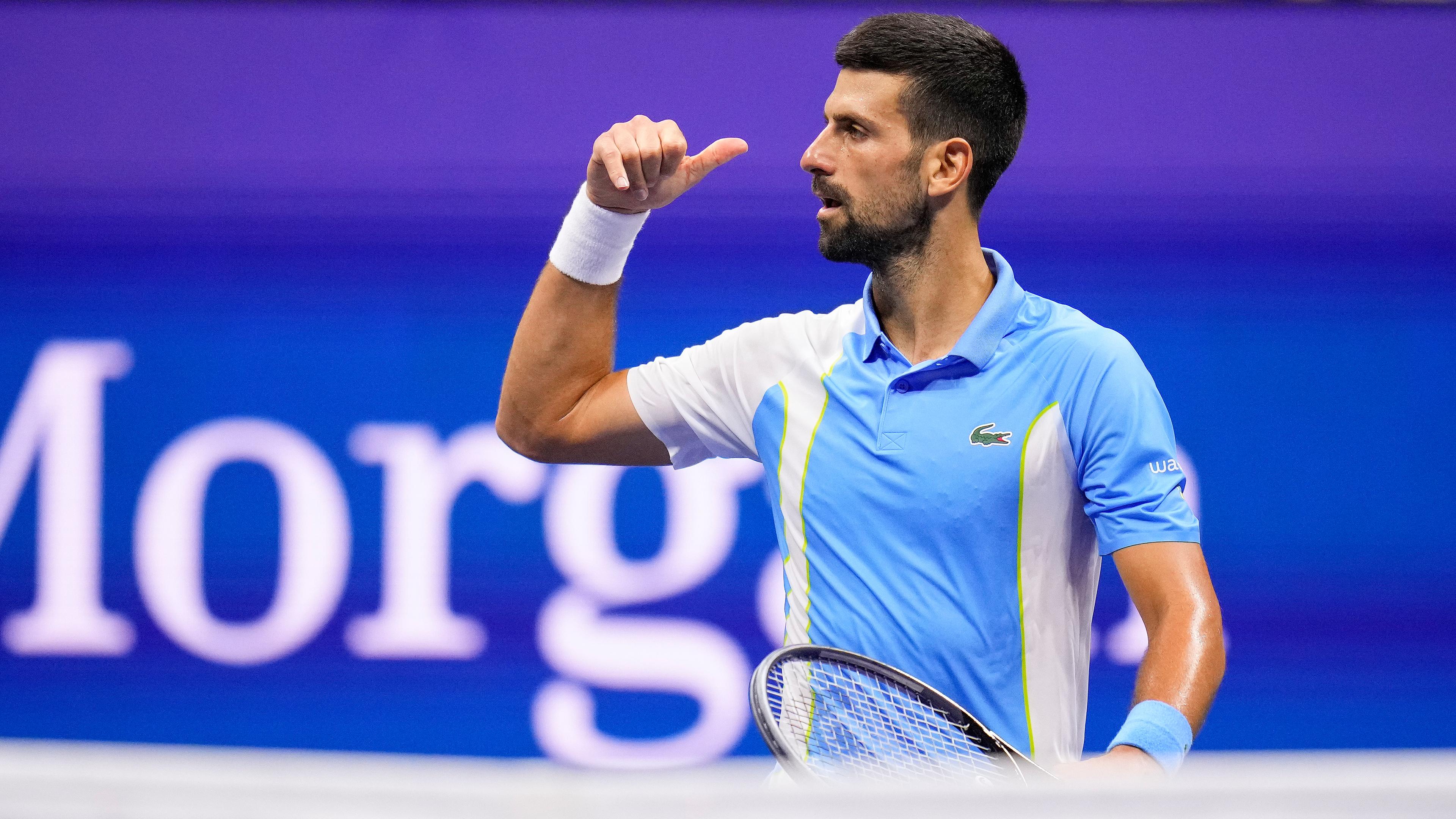 Novak Djokovic ahmt den Siegesjubel seines Gegners Ben Shelton nach: Telefonieren und Aufliegen.