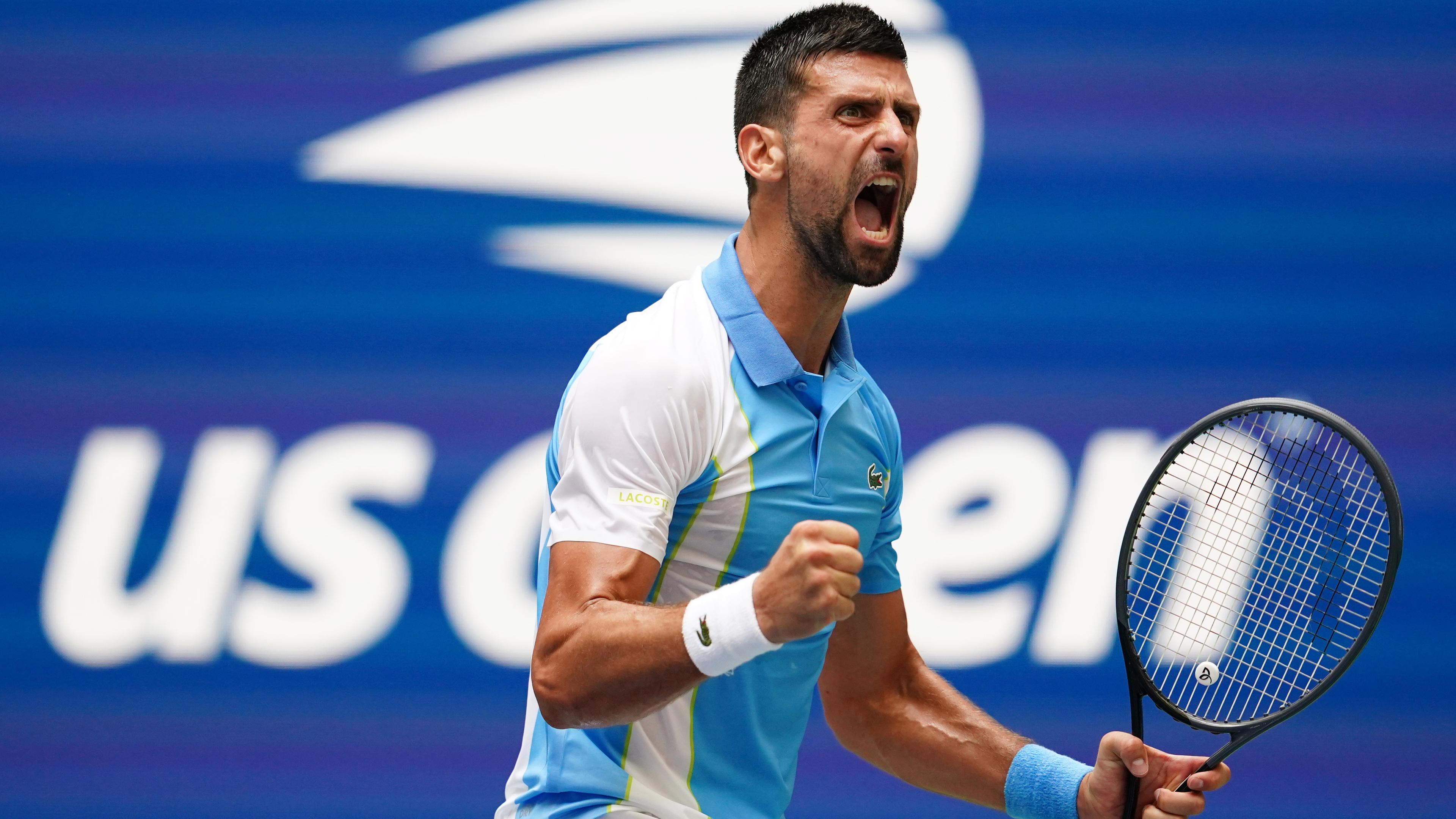 Novak Djokovic freut sich über den Einzug ins Halbfinale der US Open.