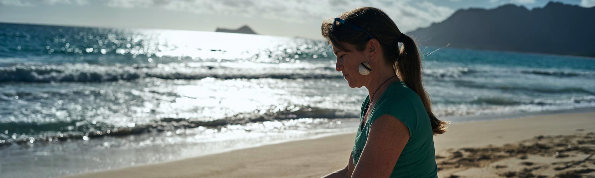"Plastic Fantastic": Sarah Jeanne Royer siebt Sand am Strand von Hawaii. 