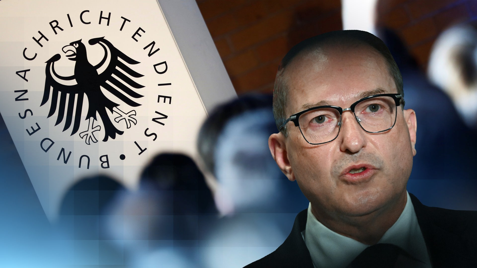 Bundesinnenminister Dobrindt vor dem Logo des Bundesnachrichtendienstes