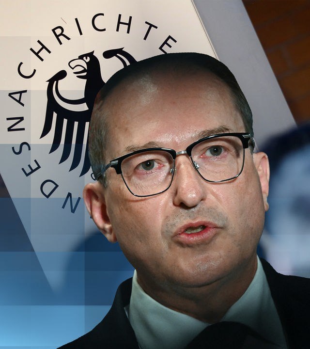 Bundesinnenminister Dobrindt vor dem Logo des Bundesnachrichtendienstes