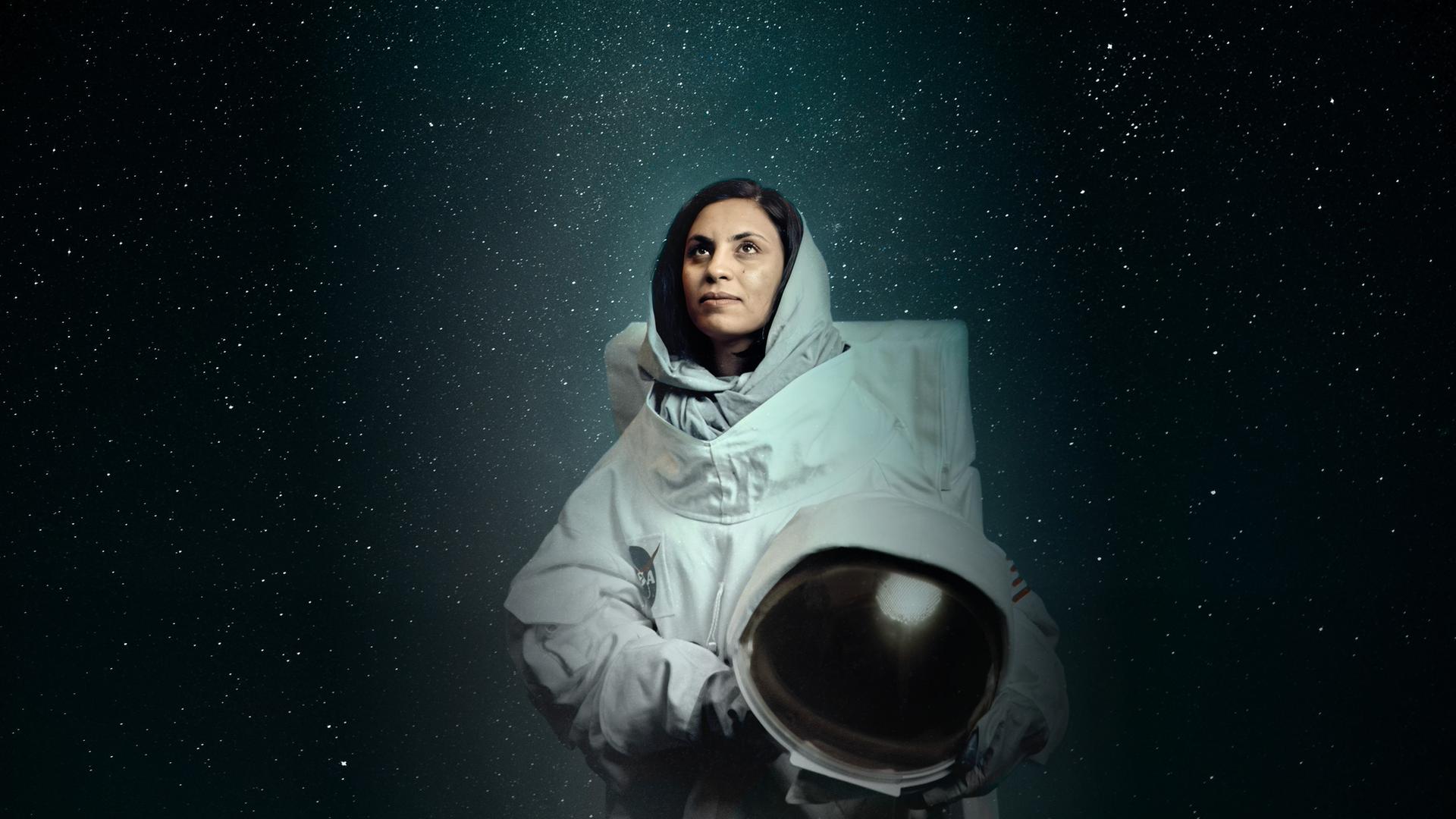 Frau im Astronautenanzug blickt nach oben.