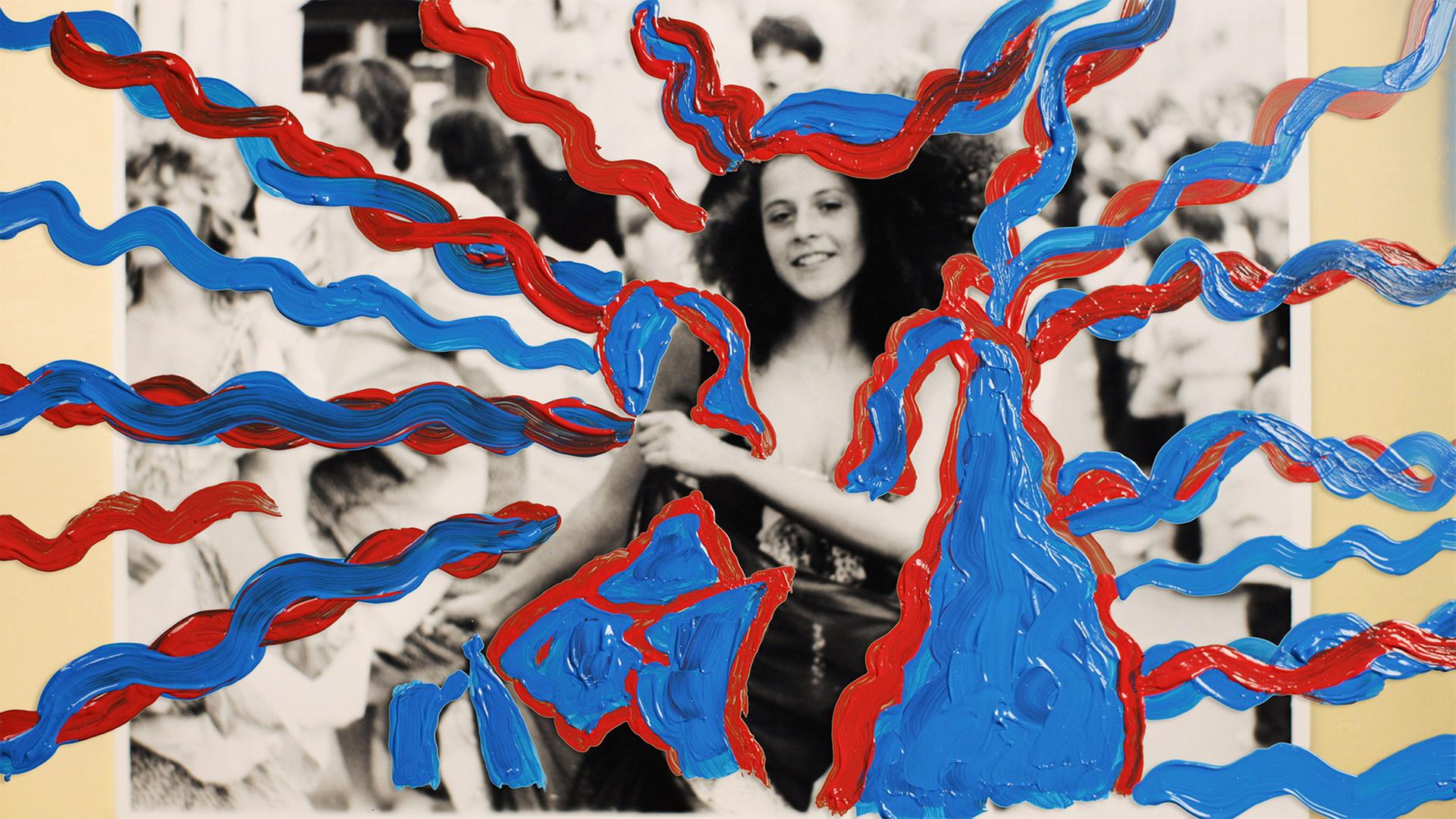 Eine junge Frau lächelt in die Kamera. Über das Foto wurden Linien gemalt, die das Gesicht der Frau rahmen.