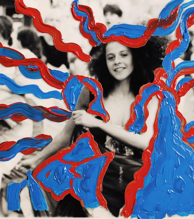 Eine junge Frau lächelt in die Kamera. Über das Foto wurden Linien gemalt, die das Gesicht der Frau rahmen.