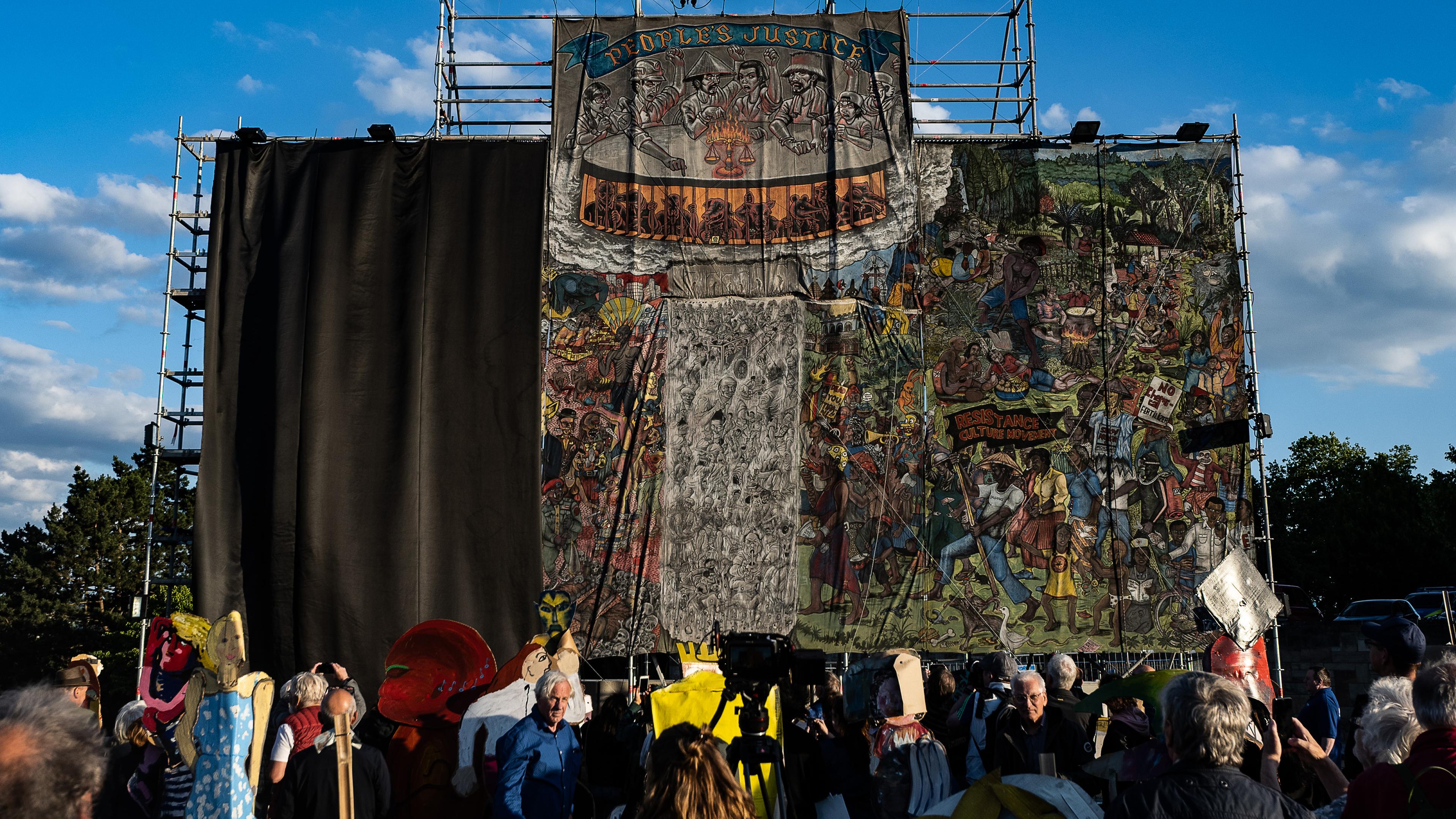 21.06.2022, Kassel: Teilweise verhüllt ist ein großflächiges Banner, eine Figurendarstellung "People_s Justice" (2002) des Kollektivs Taring Padi mit den umstrittenen Figuren.