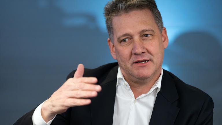 Der Vorstandsvorsitzende von Audi, Gernot Döllner, hat kürzlich bei einer Wahlkampfveranstaltung von US-Präsident Donald Trump den Bau des ersten US-Werks angekündigt.