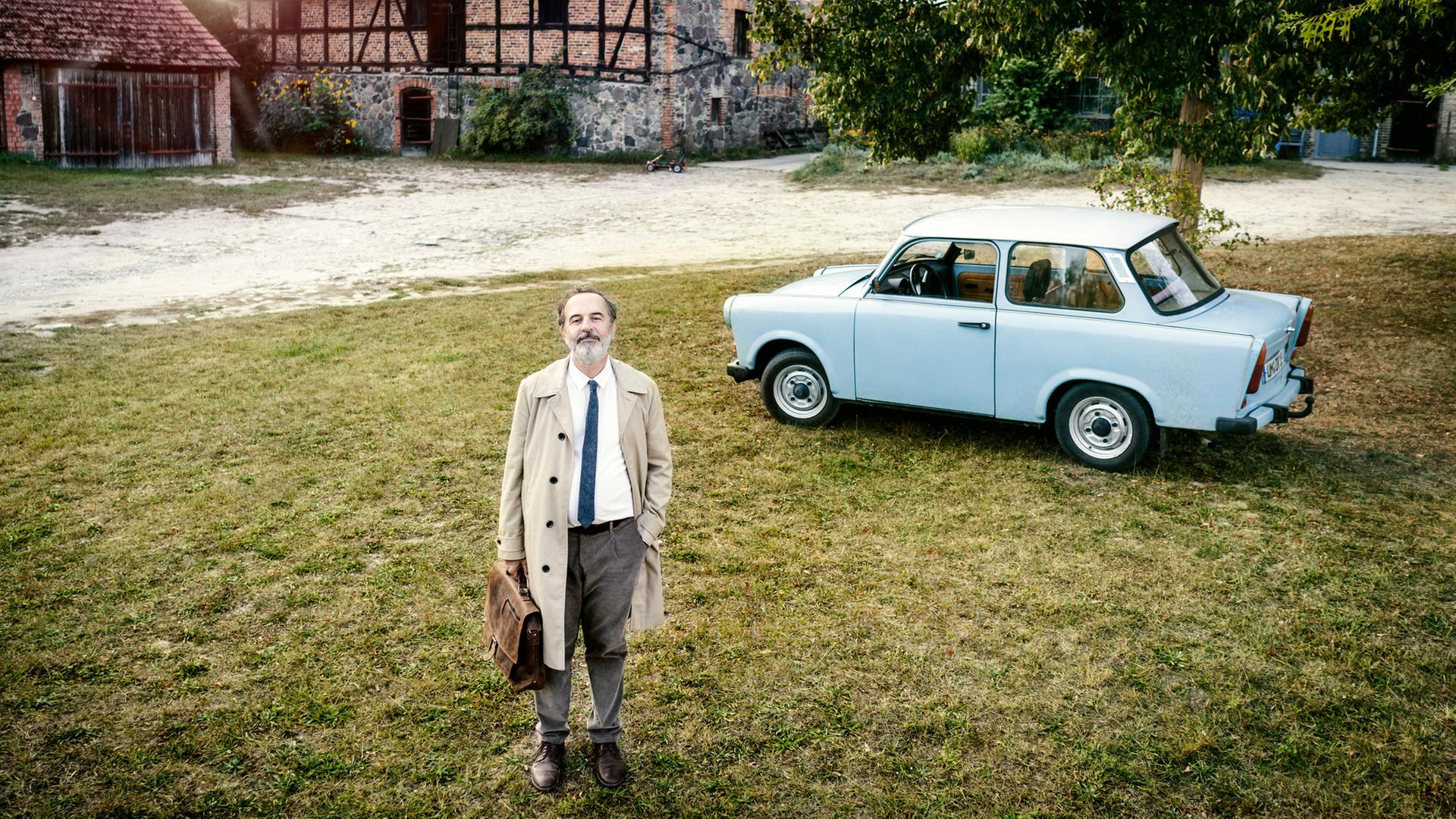 Doktor Ballouz (Merab Ninidze) vor seinem Trabant