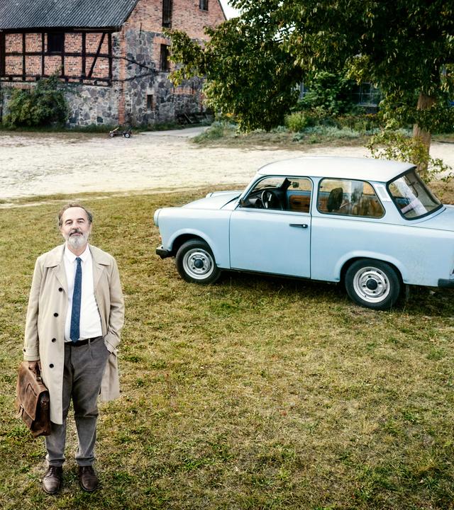 Doktor Ballouz (Merab Ninidze) vor seinem Trabant