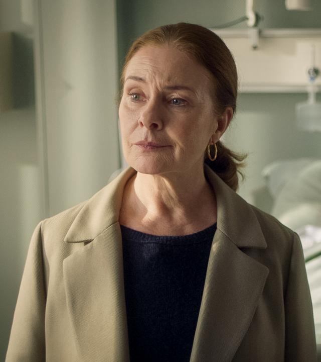 Frau Kirchner steht am Krankenbett ihres Sohnes Alexander.