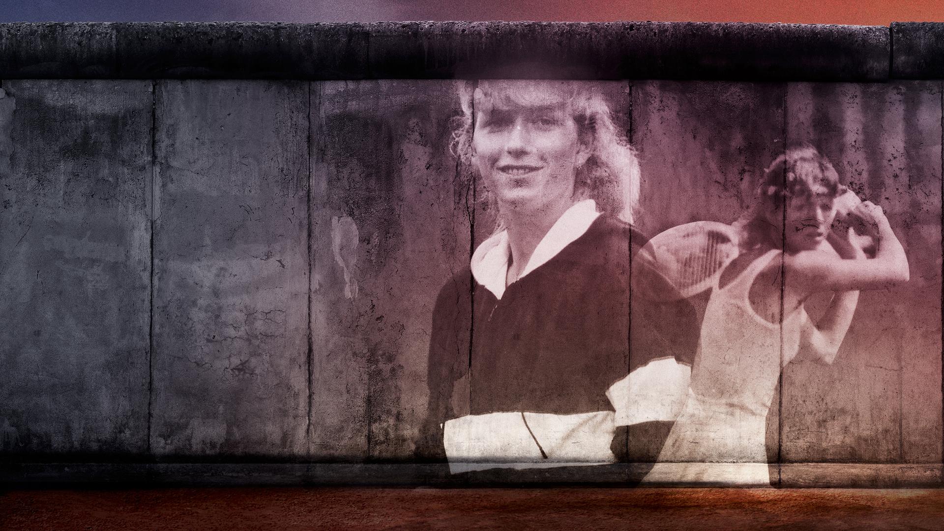 Ein Stück der Berliner Mauer, auf dass zwei Bilder einer Tennisspielerin projiziert werden.