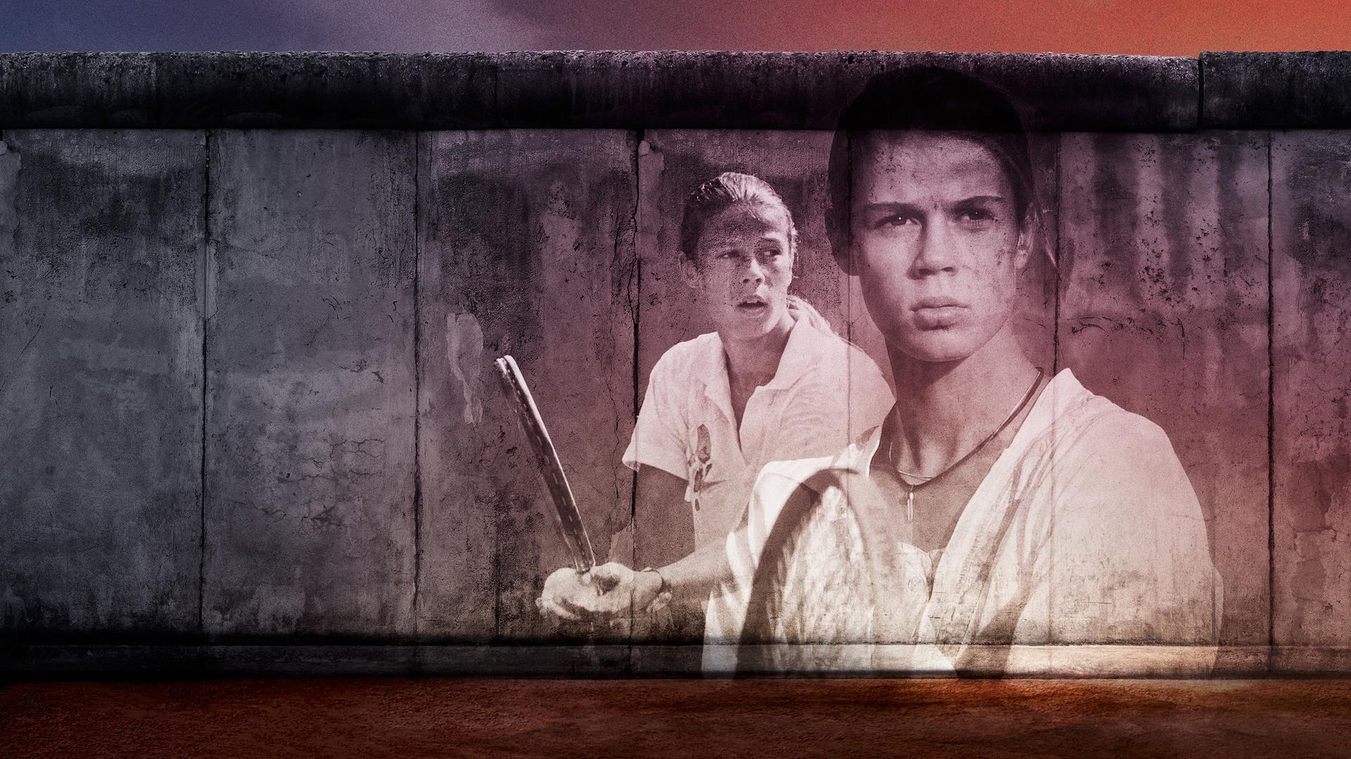 Ein Stück der Berliner Mauer, auf die die Gesichter von zwei Tennis-Spielern projiziert sind.