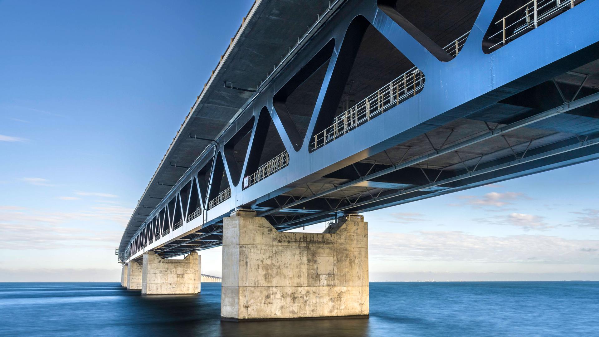 Öresundbrücke in Dänemark von unten