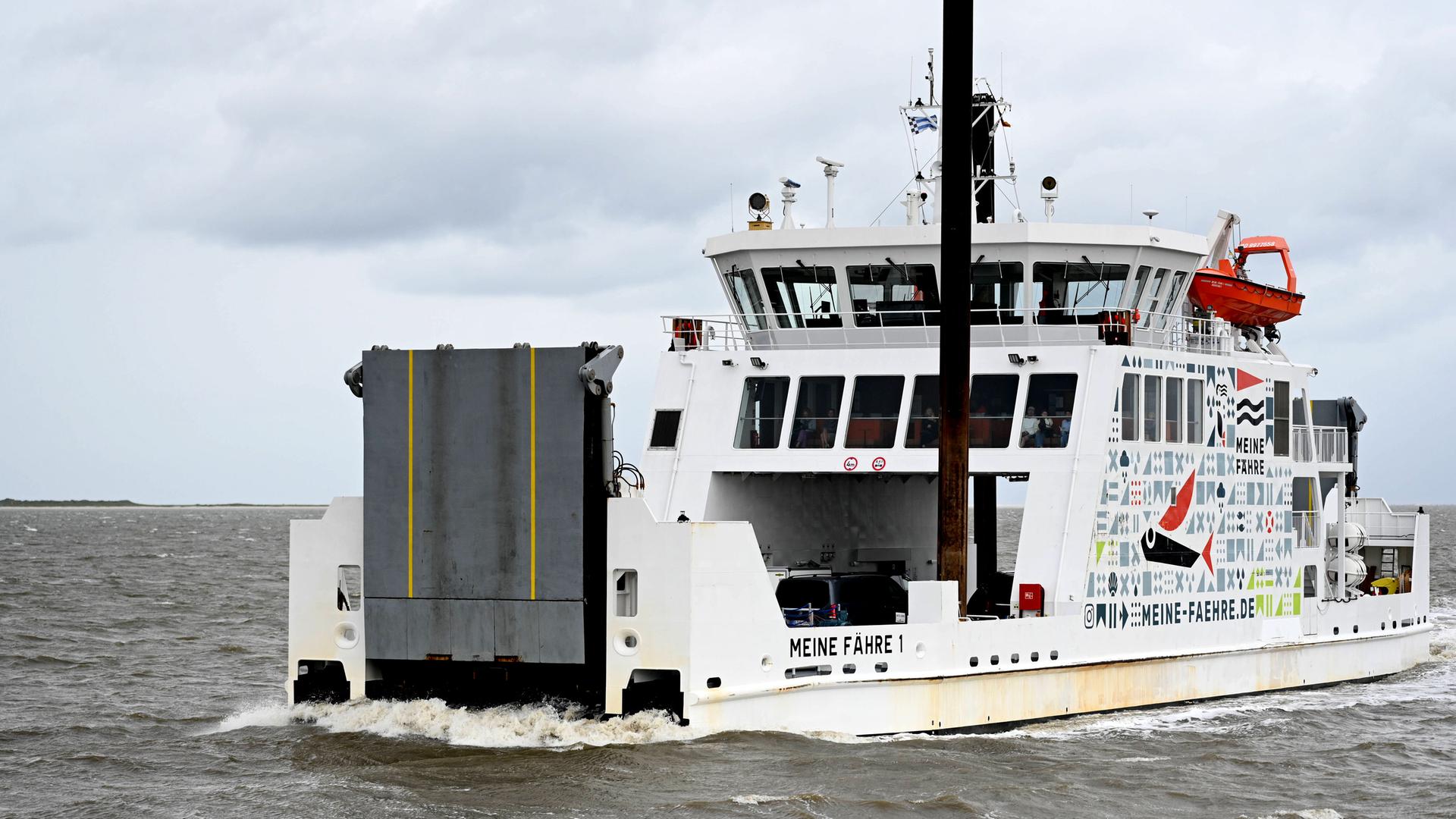 Nordseefähre im Wasser