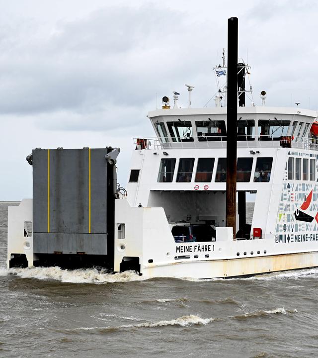 Nordseefähre im Wasser