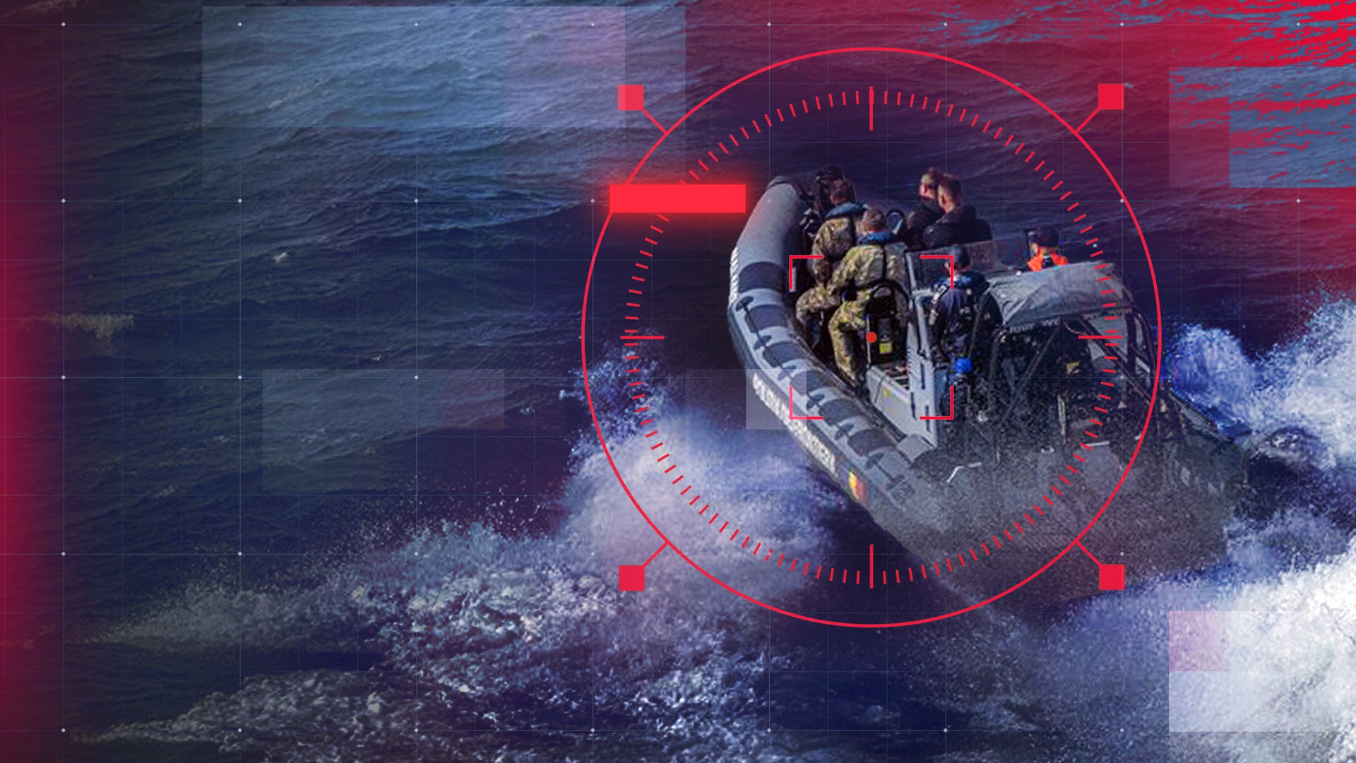 Frontex-Schnellboot mit mehreren Personen auf hoher See wird durch eine rote Zielerfassungs-Grafik markiert, die maritime Überwachung oder Zielverfolgung symbolisiert.