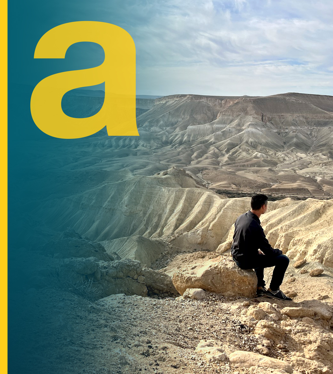 Auf dem Bild ist ein Mann in der Wüste zu sehen.