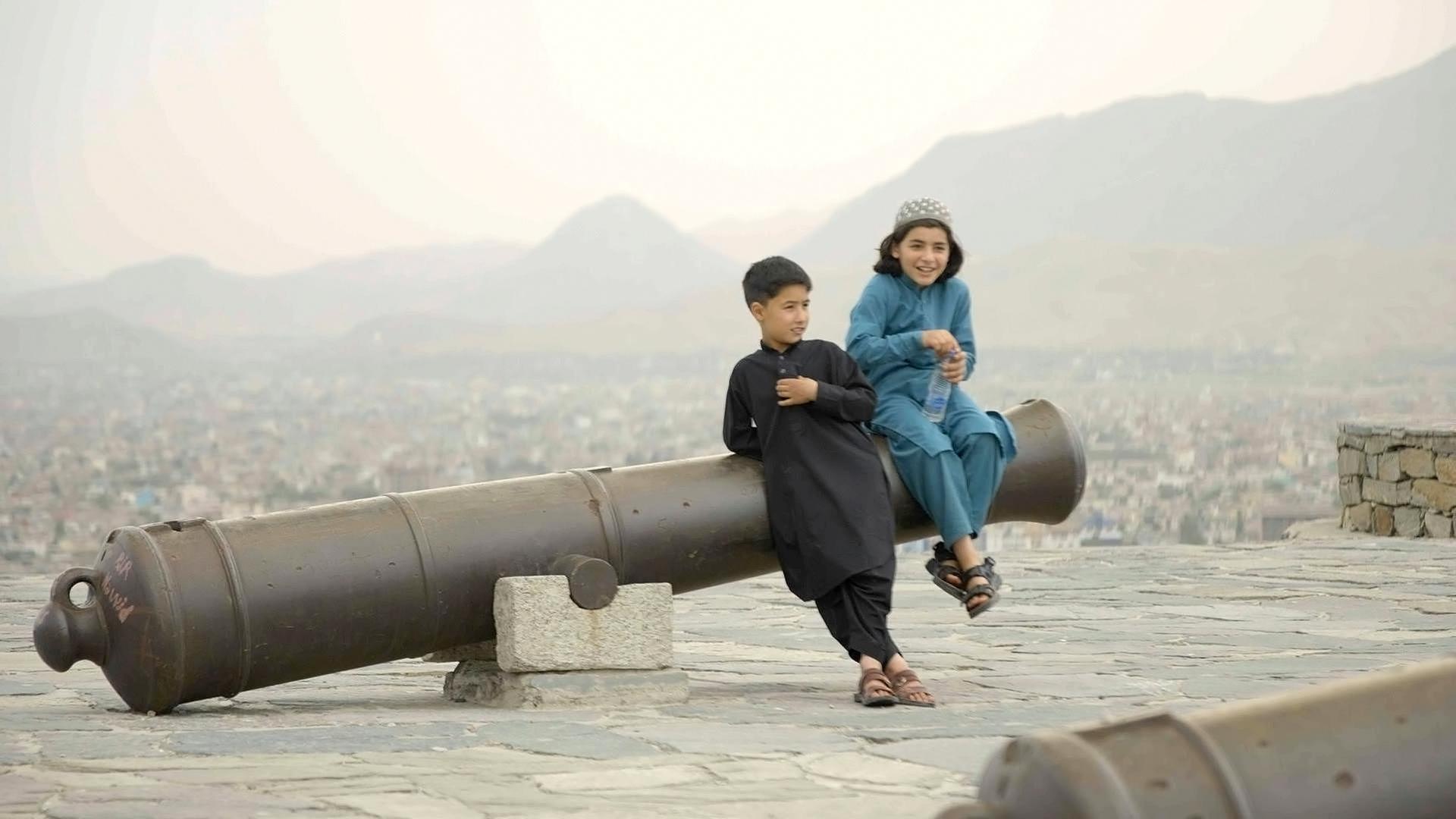 Bild aus der Doku "Die Kinder der Taliban" - zwei Kinder auf einer Kanone