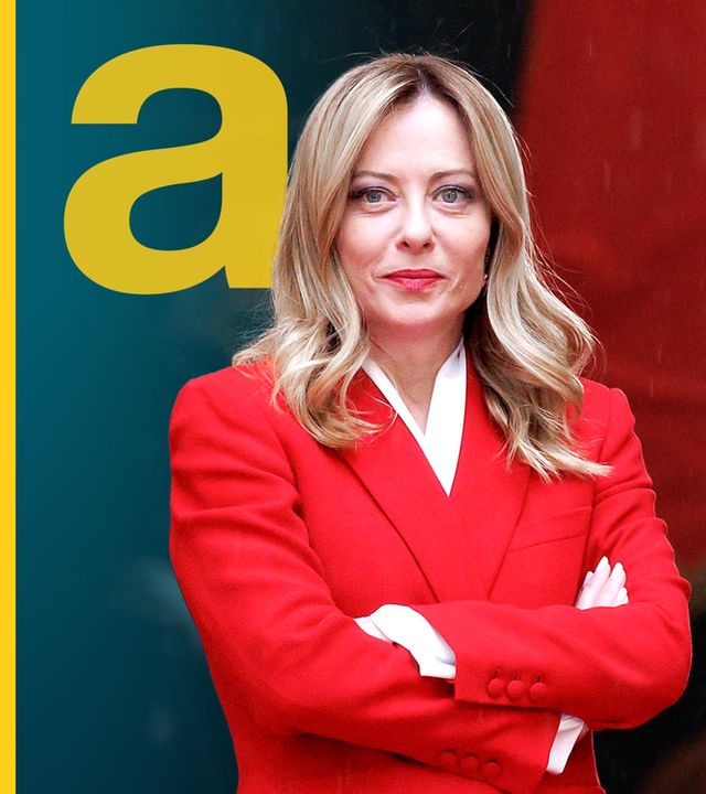 Giorgia Meloni in einem roten Blazer