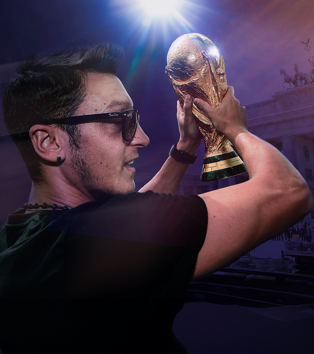 Collage: Mesut Özil hält einen Fußball-Pokal in die Höhe, rechts von ihm das Brandenburger Tor.