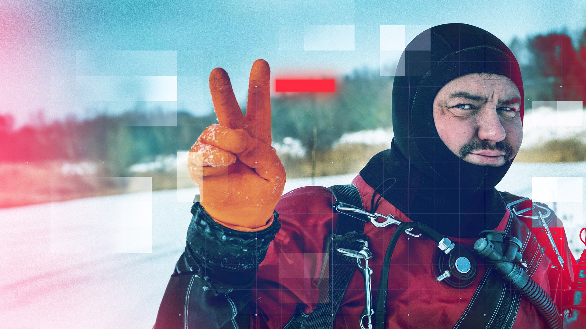 Der Taucher Wolodymyr Schurawlew, einer der Tatverdächtigen bei der Nord-Stream-Sabotage, in roter Taucherausrüstung mit schwarzer Kopfhaube und orangefarbenen Handschuhen zeigt im Schnee zwei Finger als Victory-Zeichen. Über dem digital bearbeiteten Foto liegen rote und halbtransparente Akzente und feines grafisches Raster-Overlay gelegt, wodurch ein modernes, redaktionelles Erscheinungsbild entsteht.