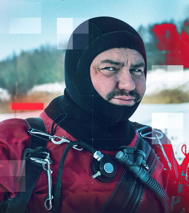 Der Taucher Wolodymyr Schurawlew, einer der Tatverdächtigen bei der Nord-Stream-Sabotage, in roter Taucherausrüstung mit schwarzer Kopfhaube und orangefarbenen Handschuhen zeigt im Schnee zwei Finger als Victory-Zeichen. Über dem digital bearbeiteten Foto liegen rote und halbtransparente Akzente und feines grafisches Raster-Overlay gelegt, wodurch ein modernes, redaktionelles Erscheinungsbild entsteht.