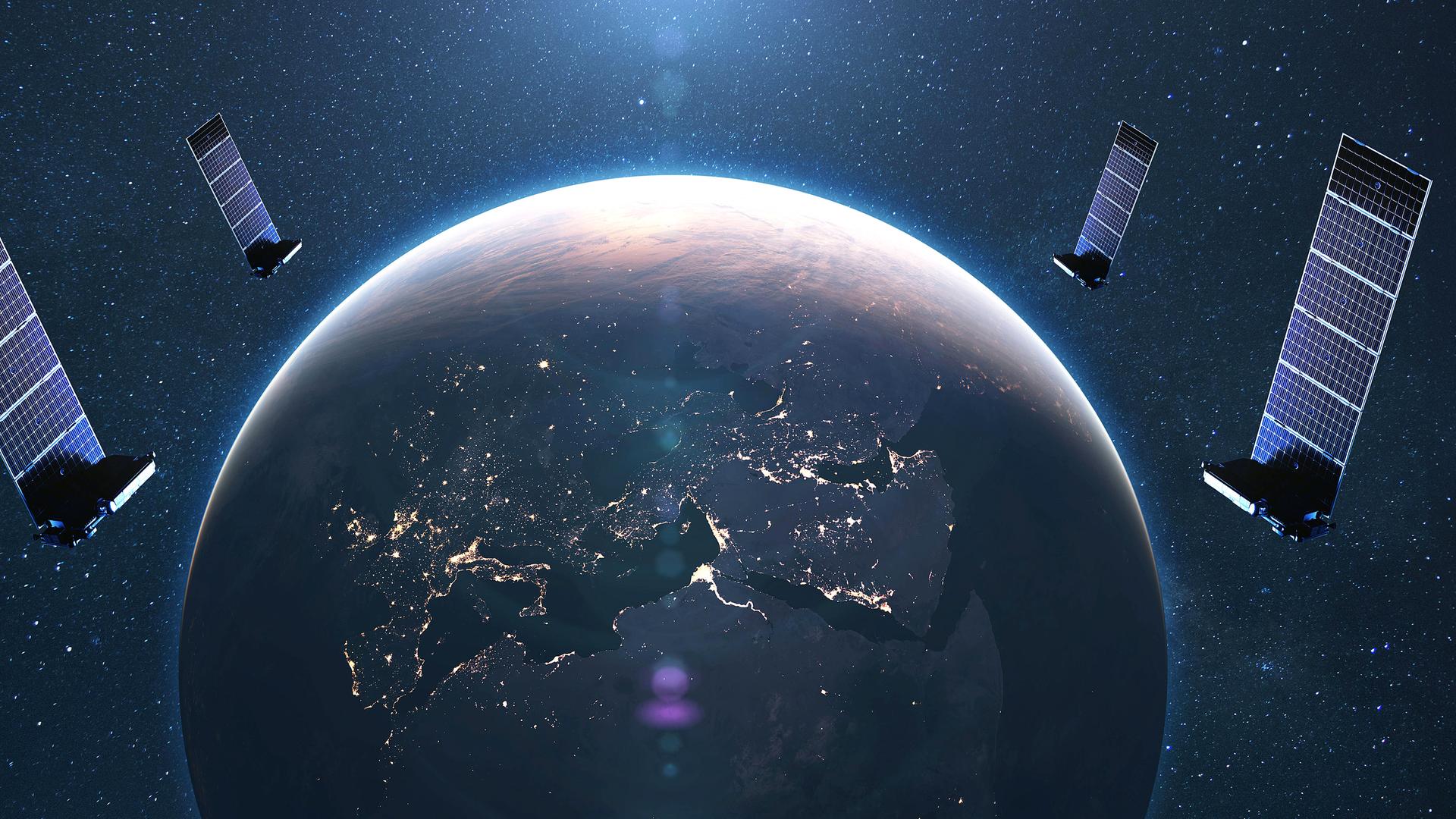 Satelliten in der Umlaufbahn des Planeten Erde mit den Lichtern der nächtlichen Städte Europas.