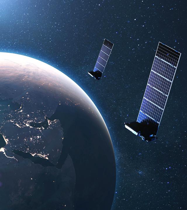 Satelliten in der Umlaufbahn des Planeten Erde mit den Lichtern der nächtlichen Städte Europas.