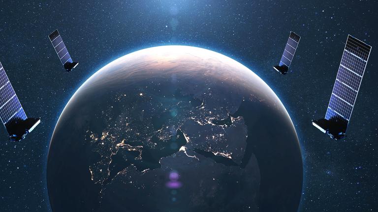 Satelliten in der Umlaufbahn des Planeten Erde mit den Lichtern der nächtlichen Städte Europas.