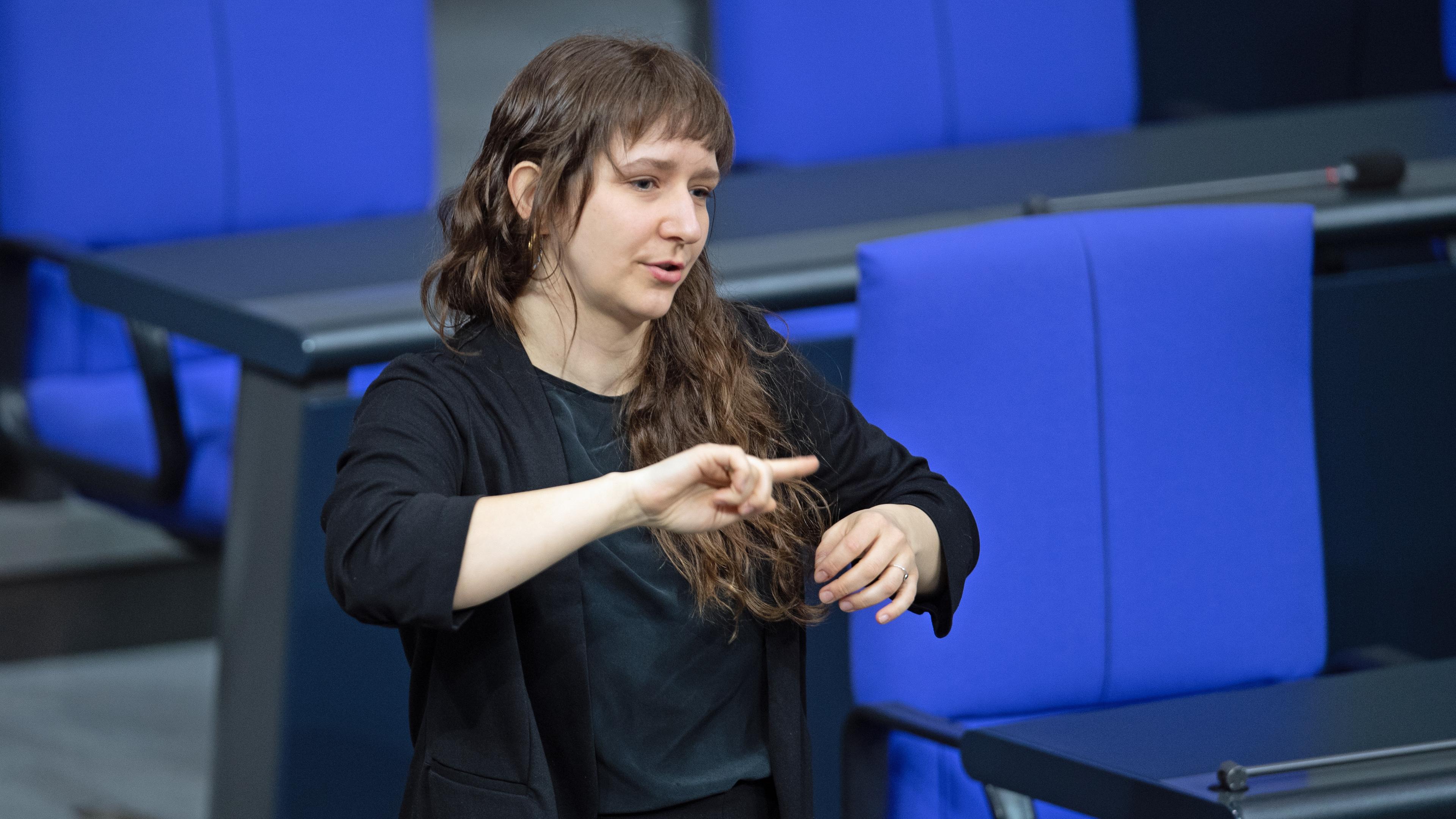 Dolmetscherin übersetzt für die erste gehörlose Bundestagsabgeordnete im Bundestag
