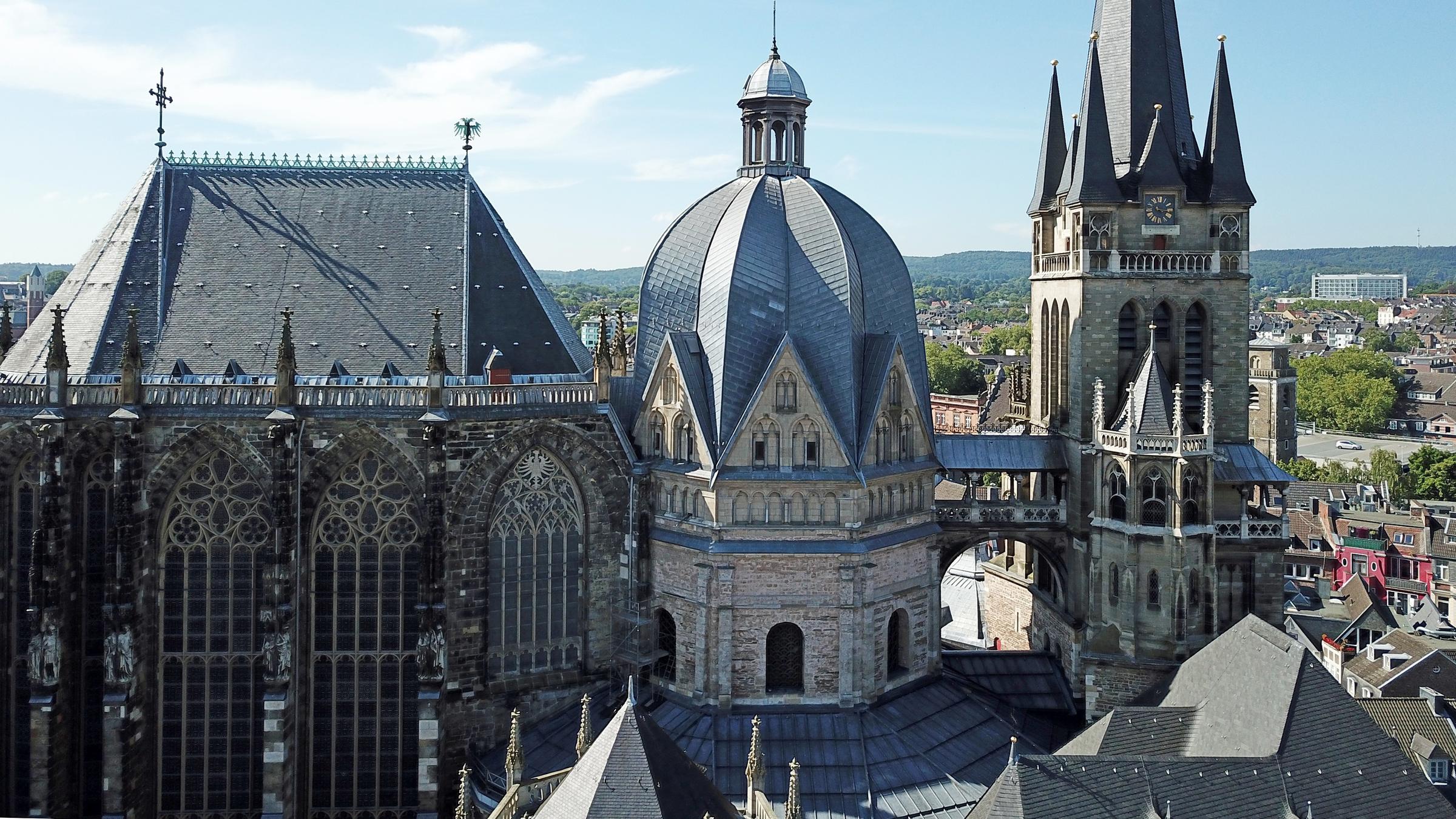 "Ökumenischer Gottesdienst - Zum Gedenken an die Opfer der Flutkatastrophe": Blick von außen auf den Hohen Dom zu Aachen.