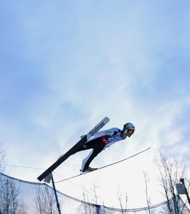 Domen Prevc (Slowenien) ist in Aktion. 