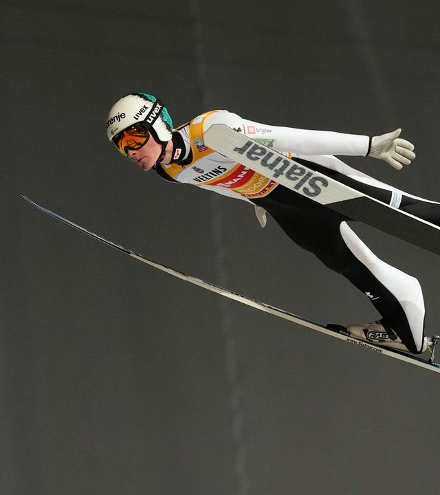 Domen Prevc (Slowenien) fliegt beim ersten Sprung der ersten Station der Vierschanzentournee am 29. Dezember 2025 in Oberstdorf, Deutschland.